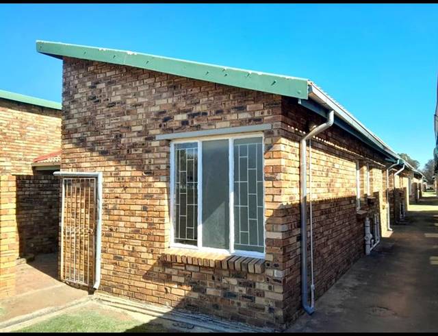 3 BEDROOM TOWNHOUSE FOR SALE IN GROBLERPARK